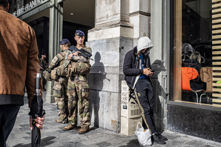 STRAATFOTOGRAFIE  De vrijheid van kijken, luisteren, voelen en slenteren.  Mijn plezier zit in het vastleggen van ‘gewone’ momenten met een verhalend karakter. Soms raadselachtig, grappig of ernstig. Het lijkt de waarheid maar is het niet. Het is de interpretatie van jou (en mij) van een moment van de werkelijkheid.